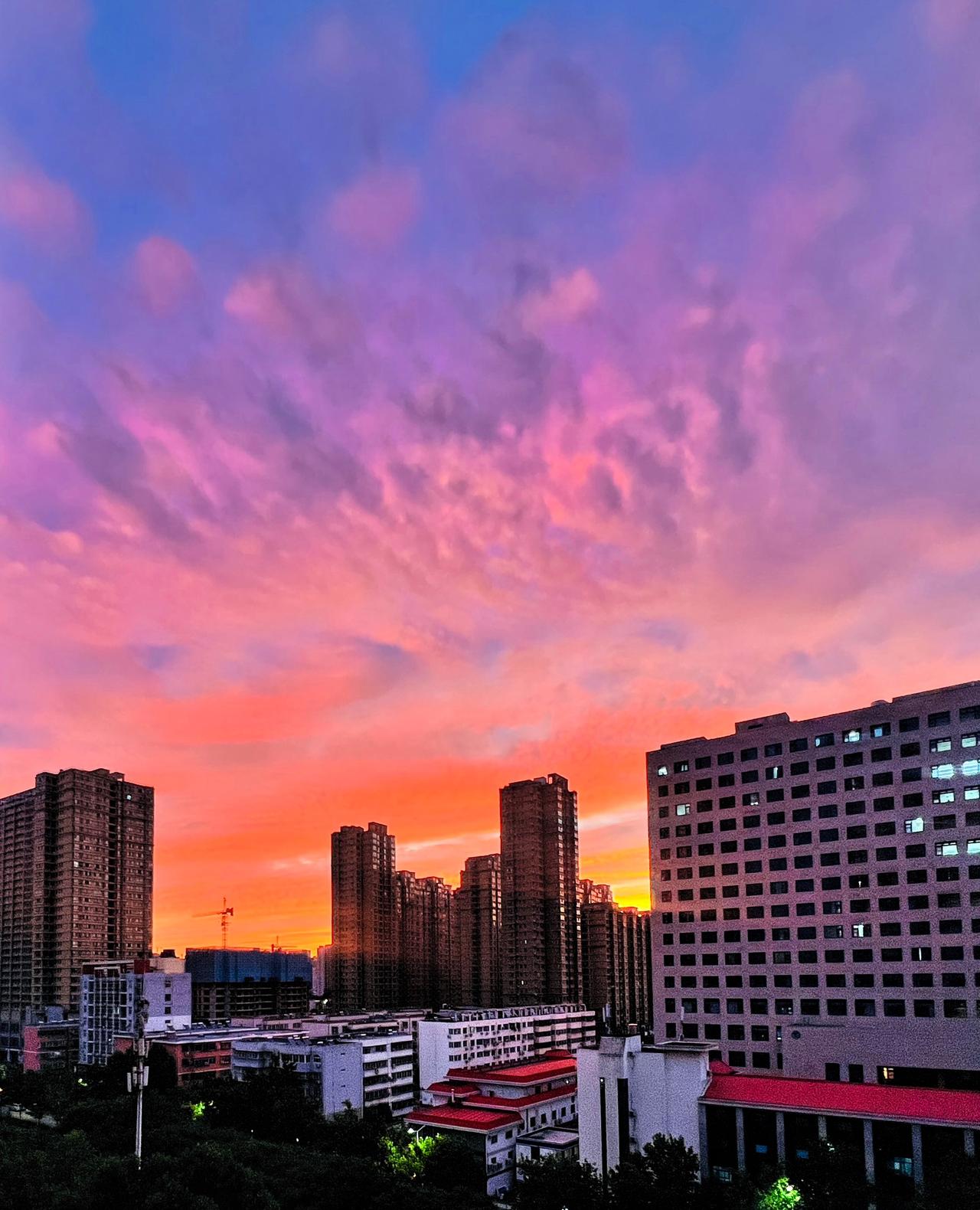 河南省南阳市2026年8月2日早上5:30分拍摄。东方天空呈现罕见的早晨“火烧云
