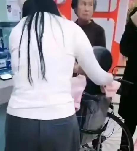 全网怒骂银行冷血？看完昏迷老人被推去取钱的真相，我只感到脊背发凉！

最近，一条