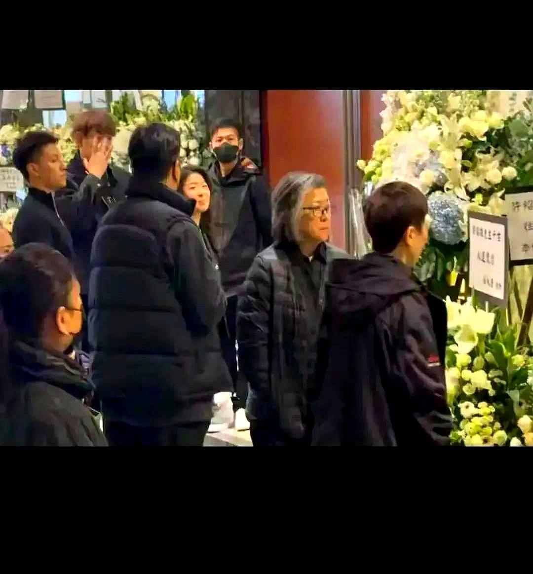 许绍雄葬礼上，最让我动容的，不是他女儿哭红的眼。
 

媒体的长枪短炮都对准了许