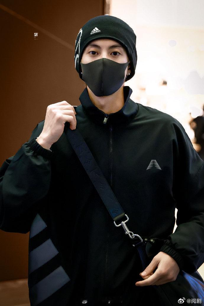 王鹤棣气场出鞘出鞘即锋芒，上场即王者！王鹤棣全黑出征NBA，气场全开，超有范儿