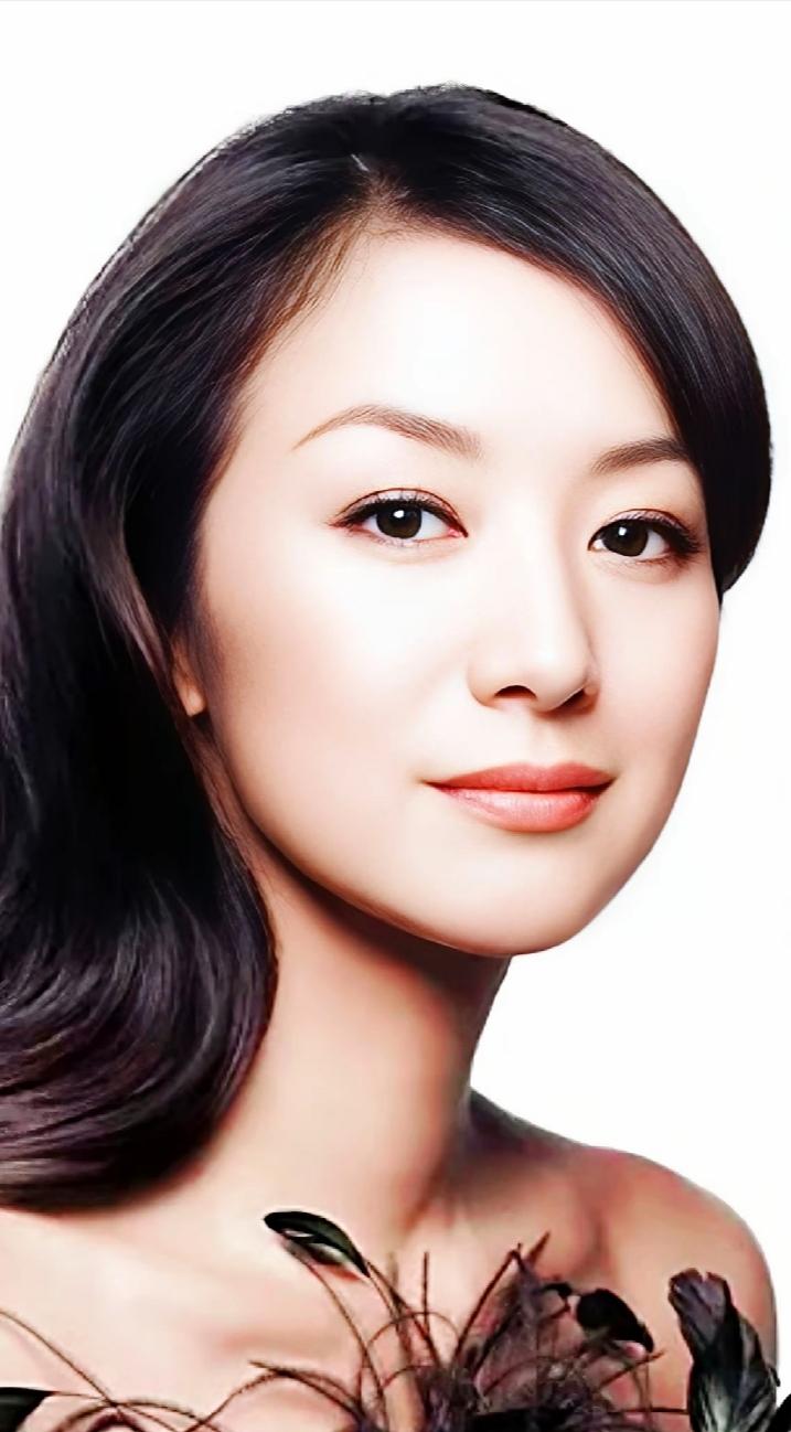 铃木京香，日本实力女演员，凭借温婉大气的气质圈粉无数。戏路宽广，兼具细腻的情绪表