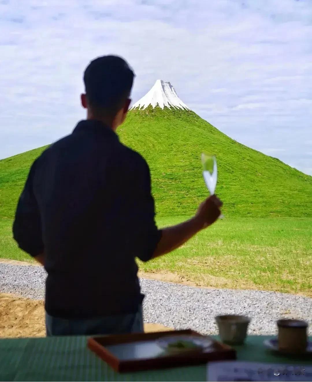 这是哪里，自然加人造，尤其山顶的白雪，像不像日本富士山？
#旅游# #秋日生活打
