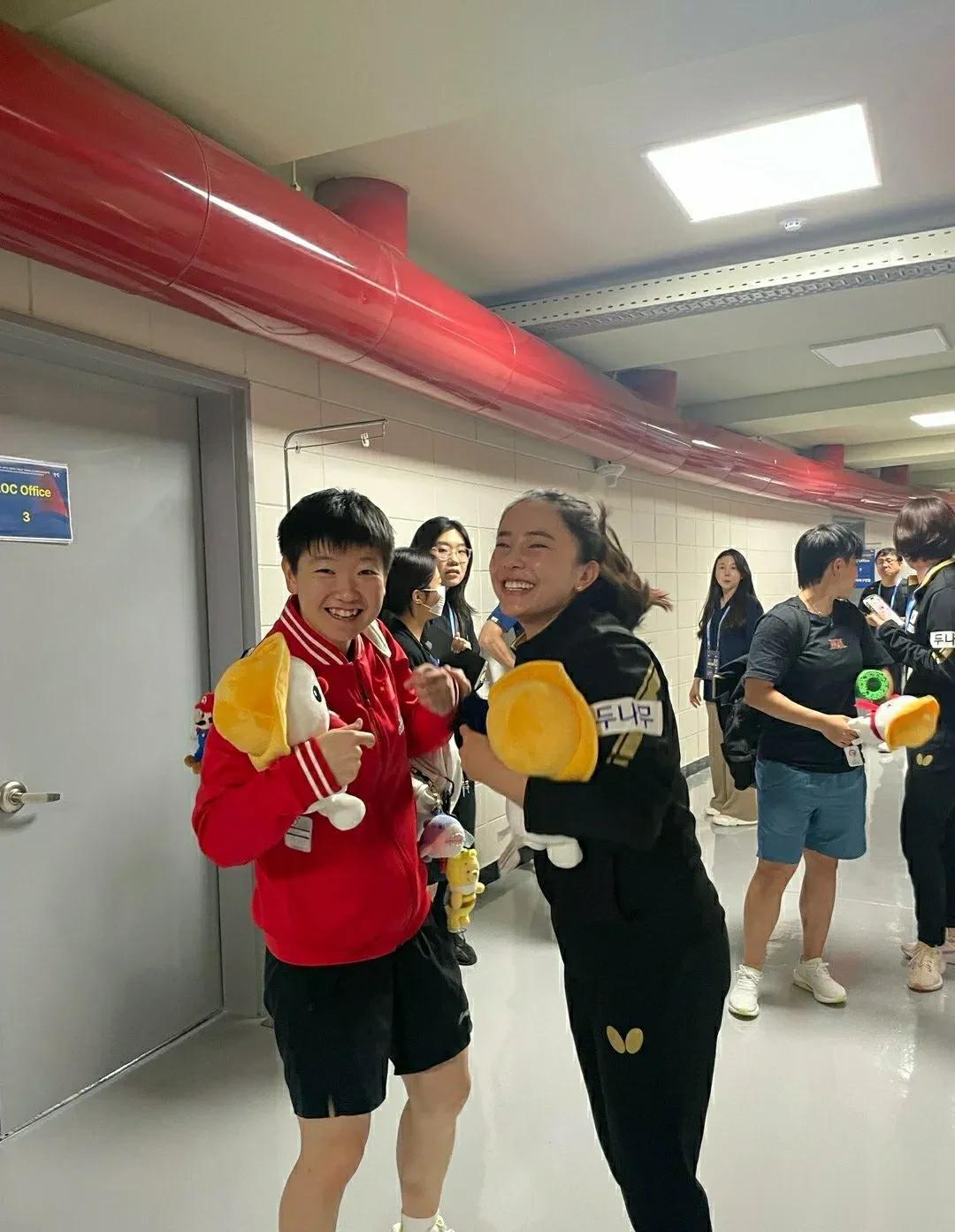 韩乒女神田志希：亚锦赛帮孙颖莎点外卖，祖籍河北，和莎莎是老乡。
田志希，1992