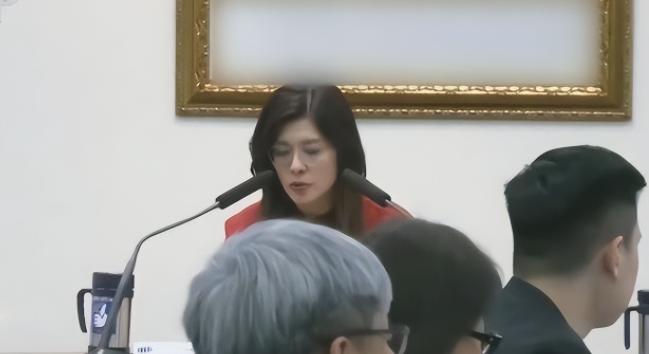 支持率仅4.3%！自知提前落败后，郑丽文决意给两岸关系上一道枷锁。政治棋局之中，