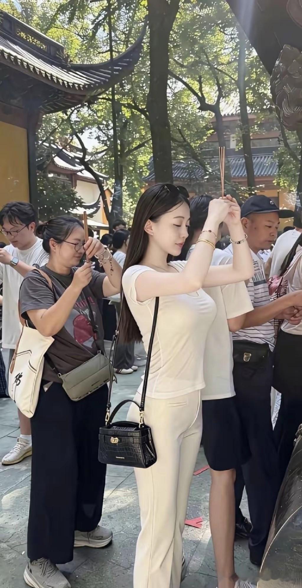 人这一辈子要知足，不要既要又要，上天已经给你了一副好皮囊，你还要奢望更多，你这叫