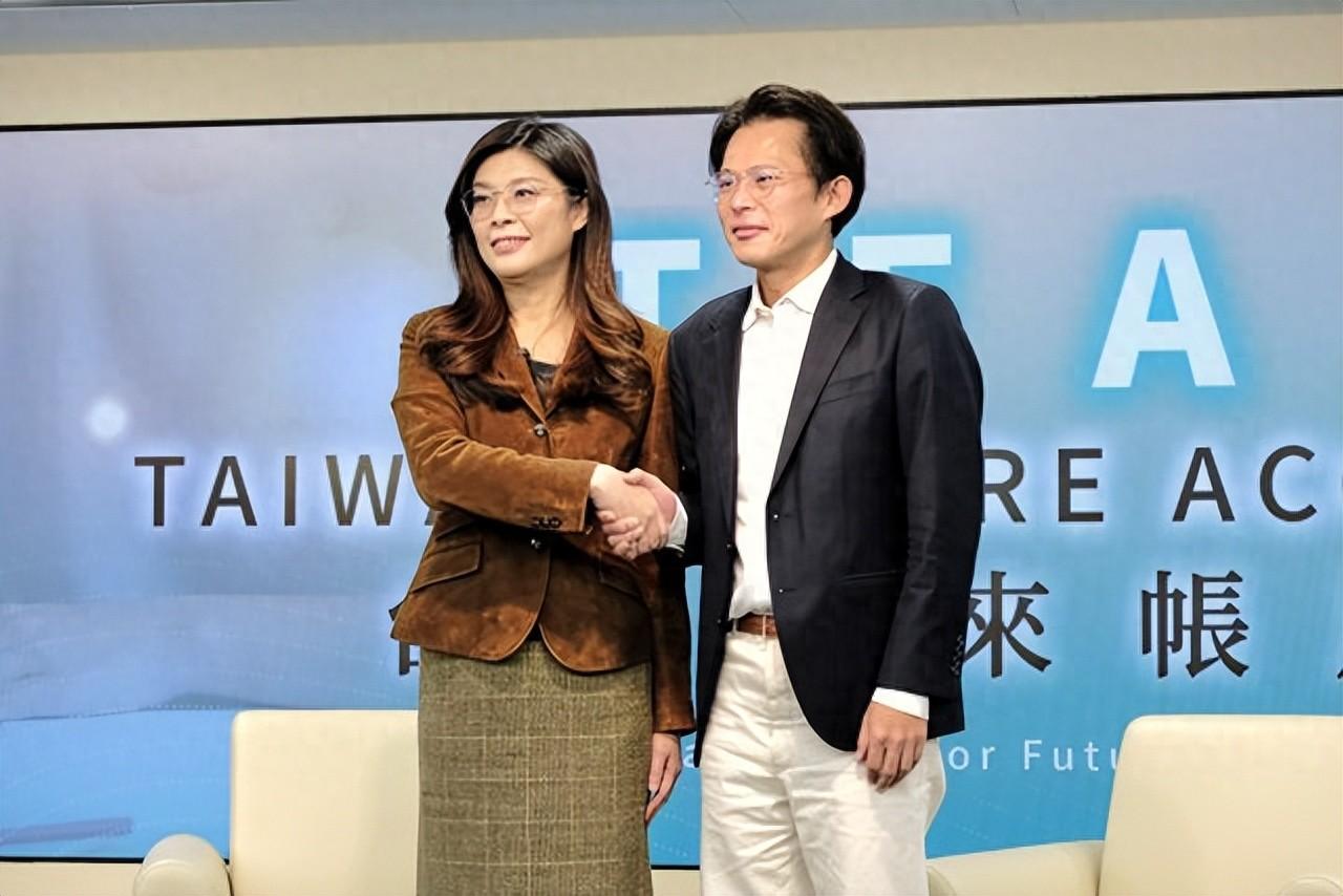 蓝白陷龃龉！
黄国昌：“国民党利用完了就踹开”　
郑丽文：“蓝白合大局仍然稳健”