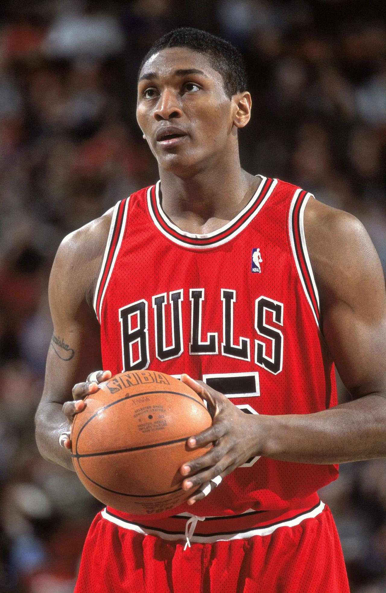 罗恩·阿泰斯特，绝对是NBA里的个性球员。他球风强硬，防守那叫一个凶悍，在场上就