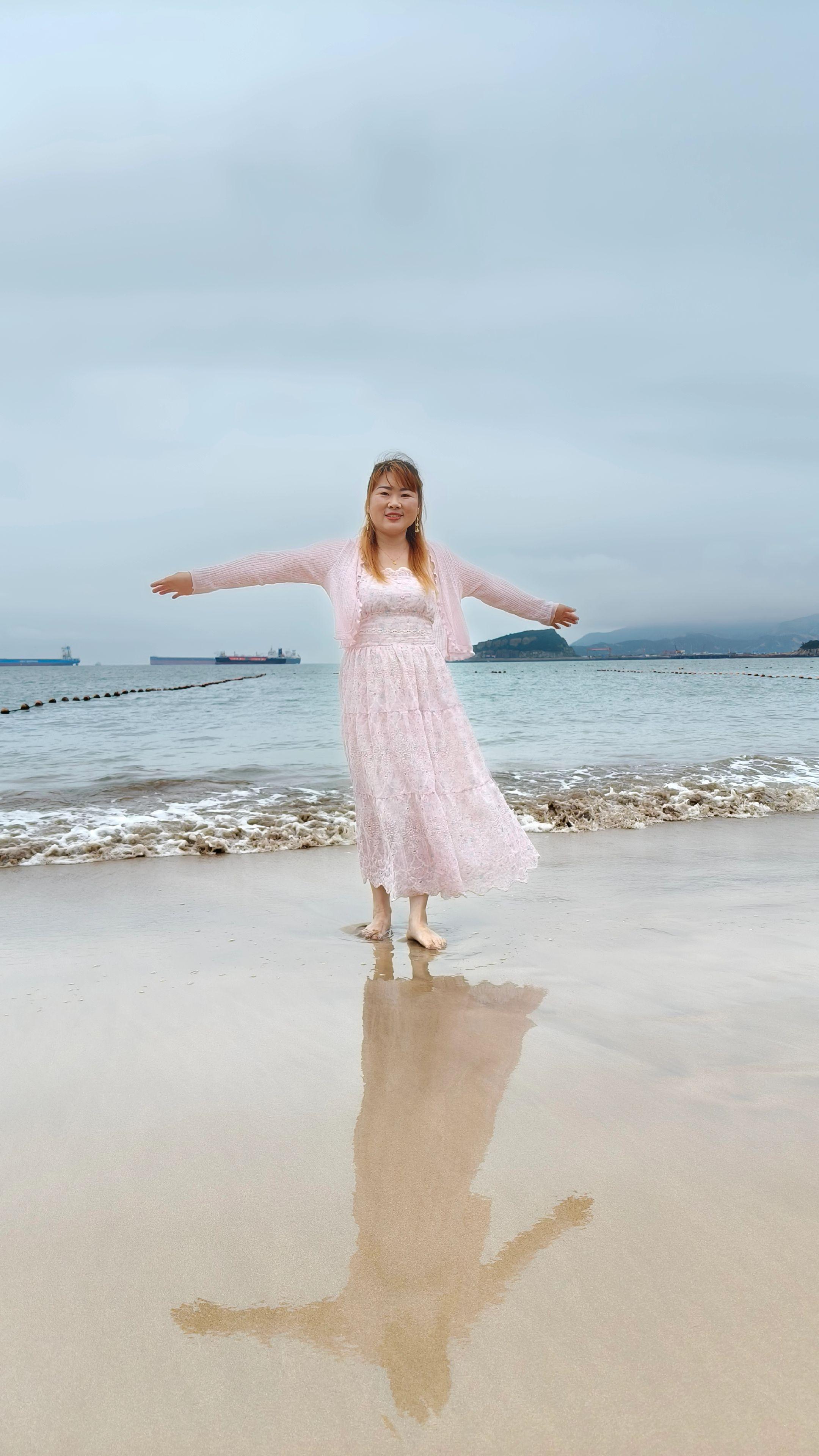 第一次去看大海，大海很美丽，波澜壮阔，一望无际无边无际，吹吹海风，听听...