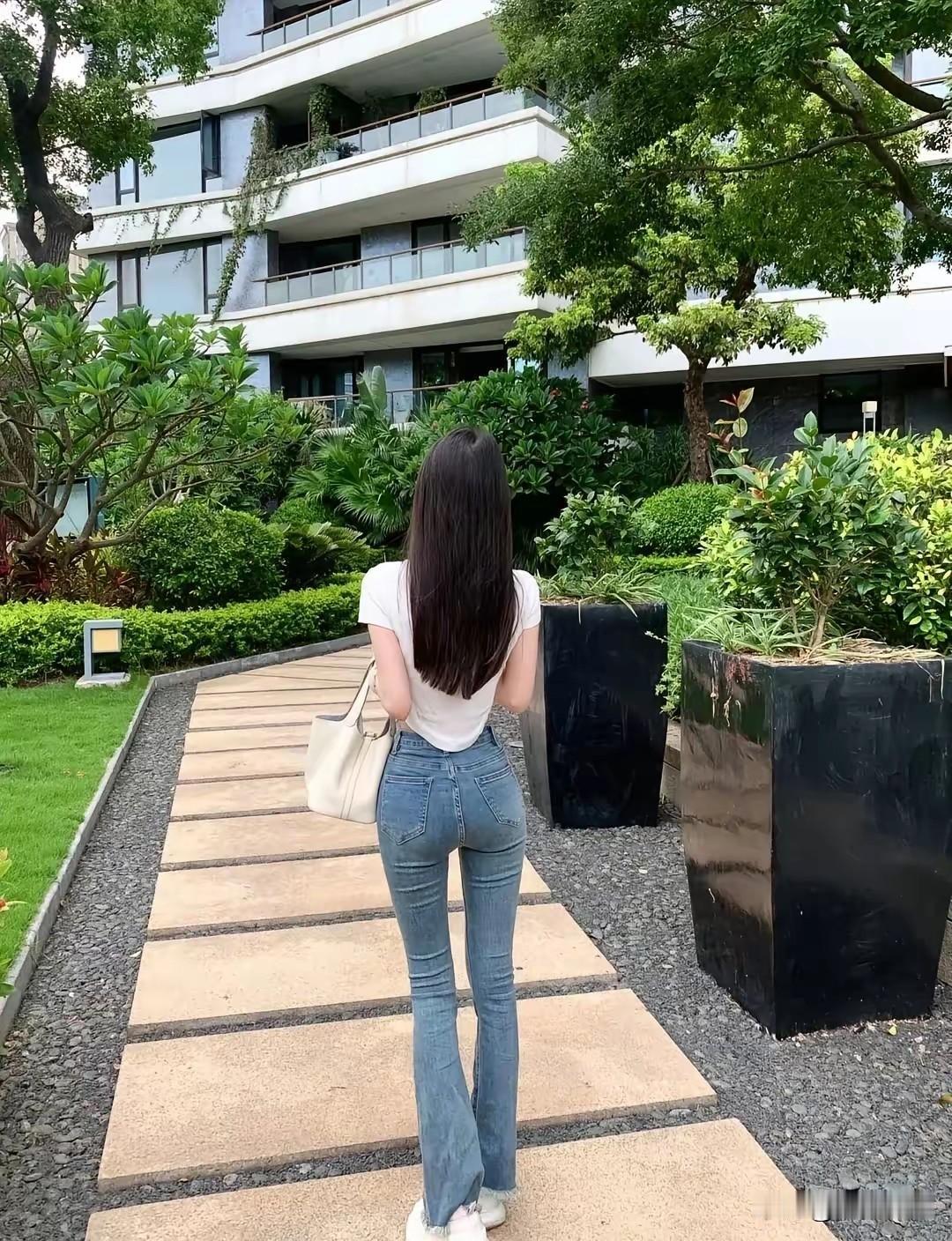 漫步在绿意盎然的小径上，感受生活的宁静与美好。