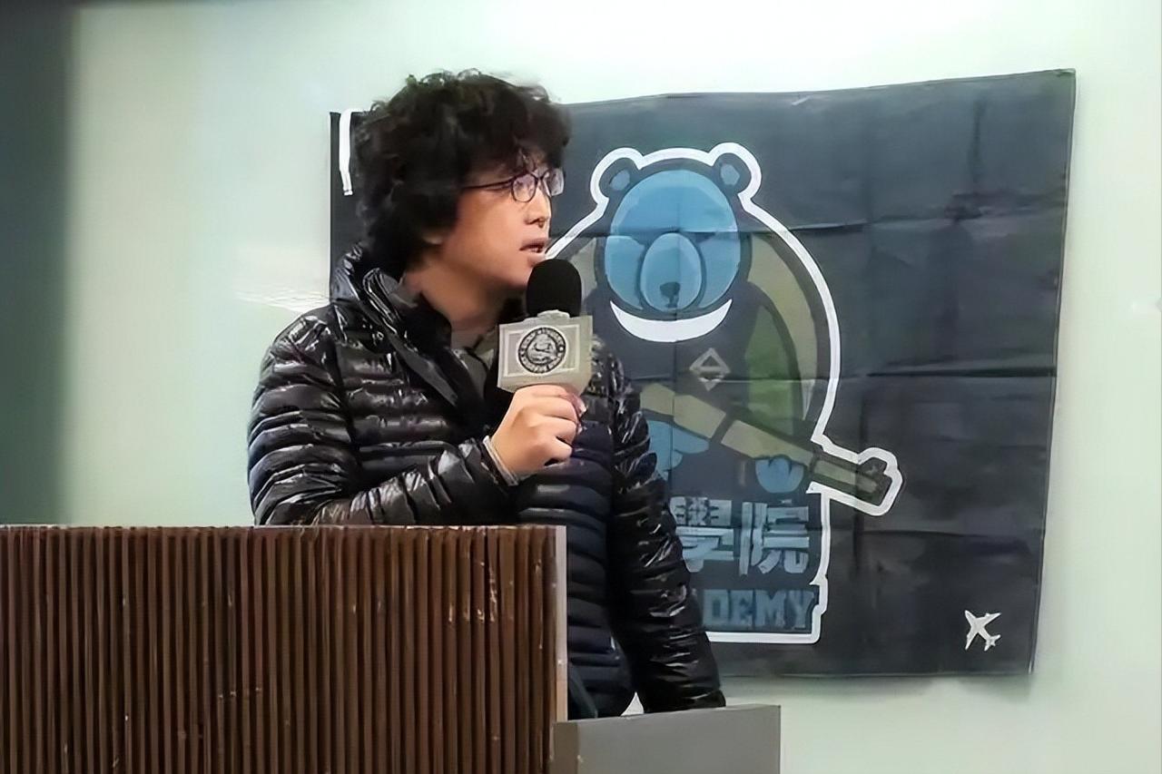 沈伯洋这次真摊上事了。
把通缉令说成是