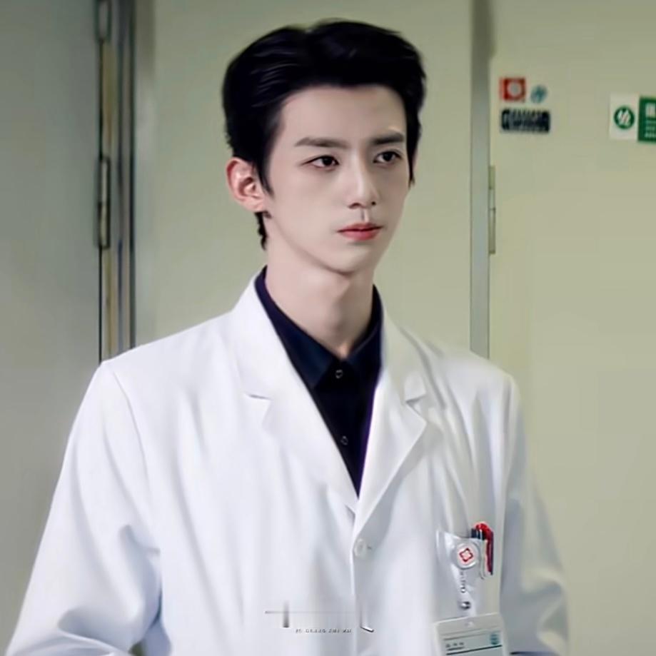 你说他帅吧他又奇形怪状，你说他不帅吧他又浓眉大眼 