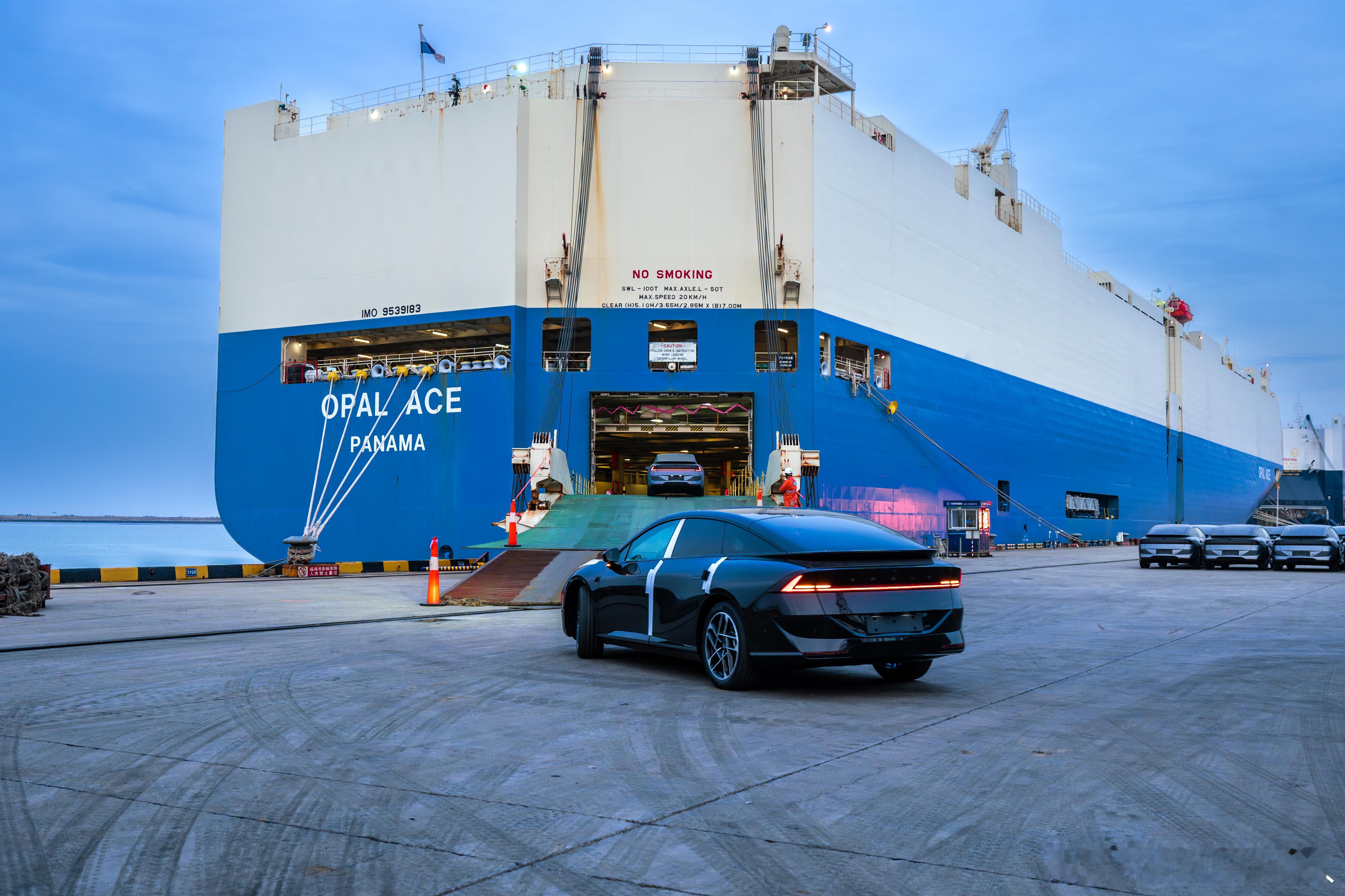 全球首款AI汽车小鹏P7+，从连云港扬帆出海开启大规模发运！此次直接覆盖全球18