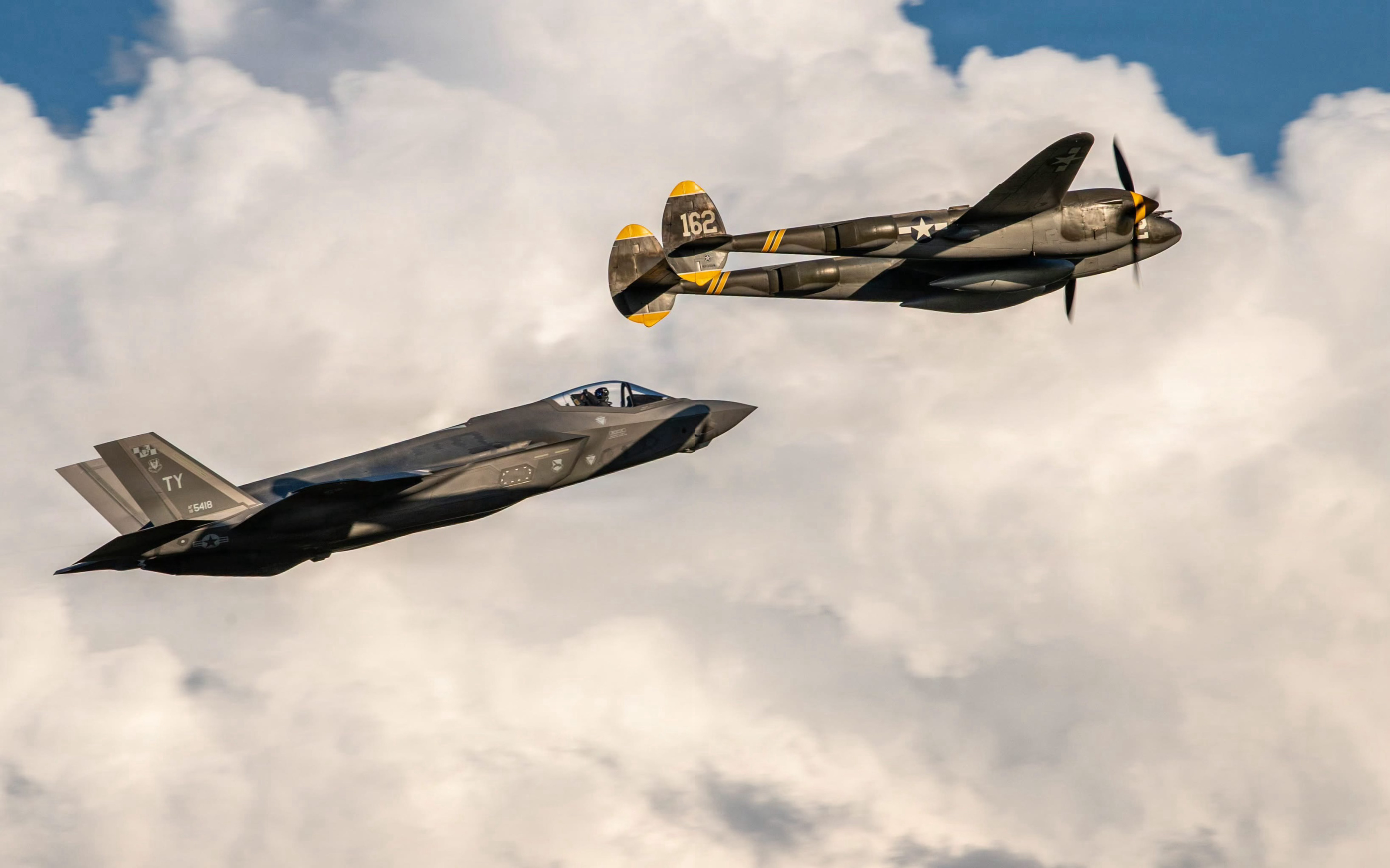 F35和P38两代“闪电（Lightning）”同框今日肥电军用飞机信息汇 P-