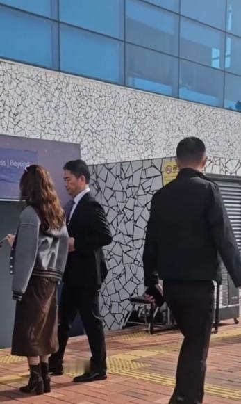 10月30日，章泽天再次和老公参加APEC峰会！
这次与上次不同的是，当章泽天和