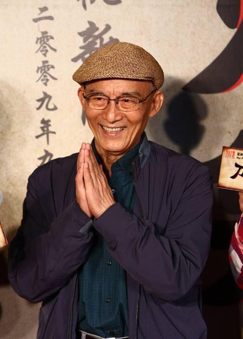 王家卫说，
游本昌不是省油的灯，
理由不是演技不好，也不是耍大牌，而是
一天发了