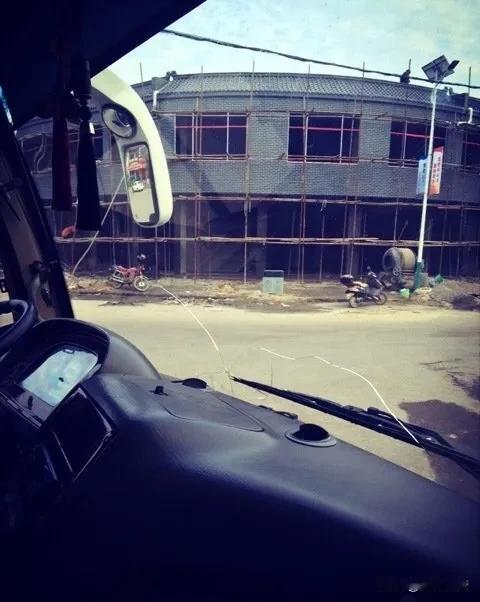 通村客运的副驾驶，是我最喜欢坐的位置。高中时，多数情况下，我都会选择坐在这个位置