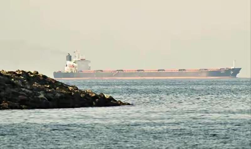 双航母封锁伊朗，

特朗普对华摊牌：中国船不许过，要买石油找美国。

在最后两艘