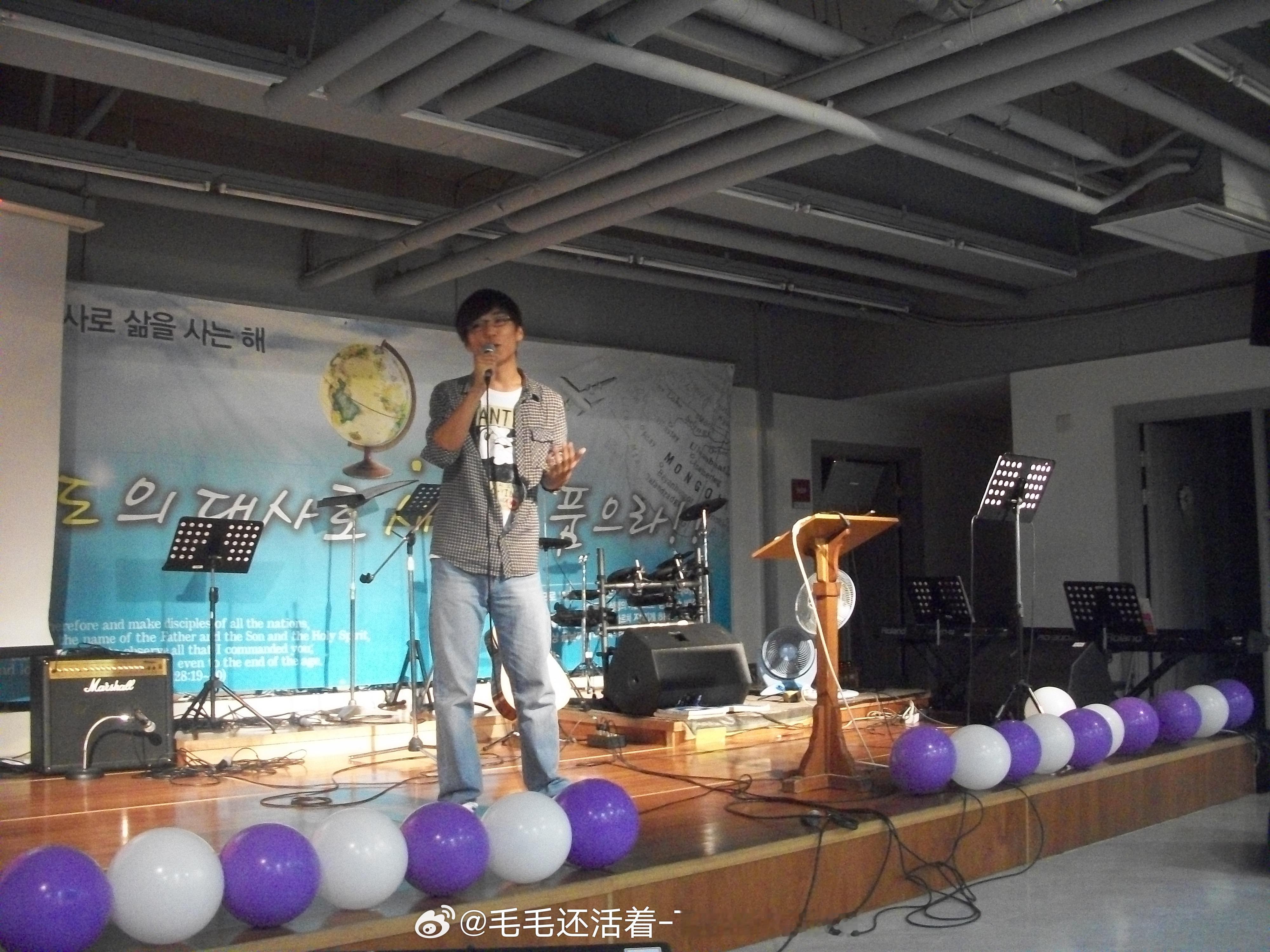 突然想起现在搞笑的事情。大一的时候参加一个外国语歌曲大赛，因为评委都不会韩语。所