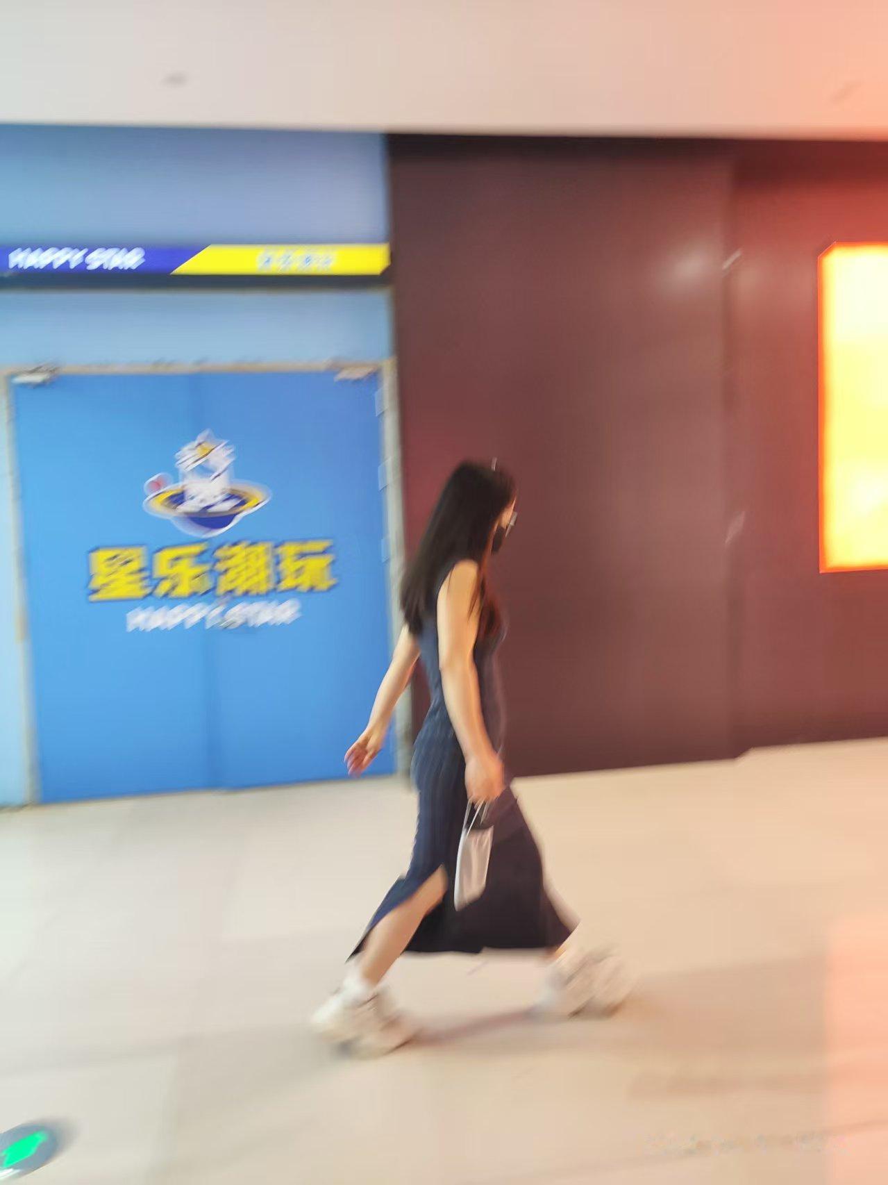 除了我儿子，
昨夜小出租屋迎来第一位留宿客人。

昨晚我在卫生间手机静音，
出来