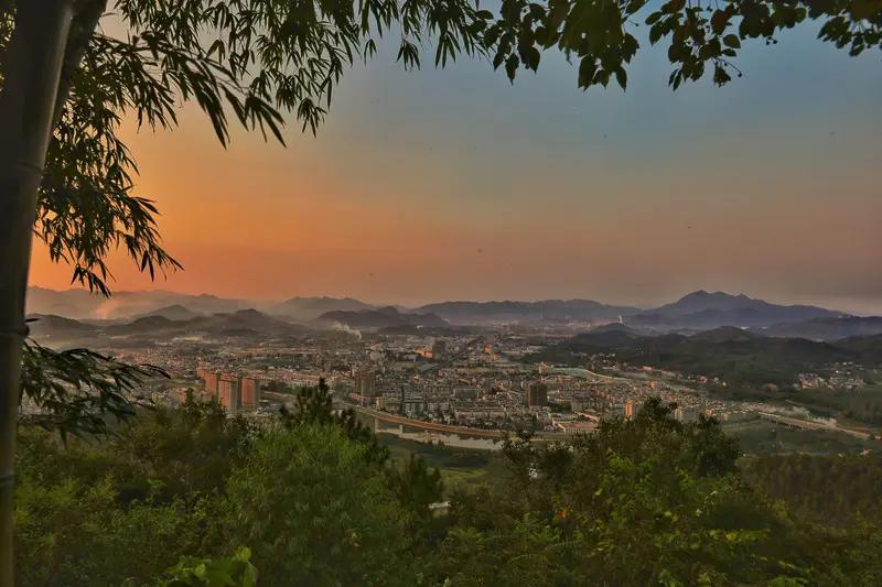 你所在城市现在有多冷 我在新登，这儿现在的天气不算太冷。今天（10/21）阴，气