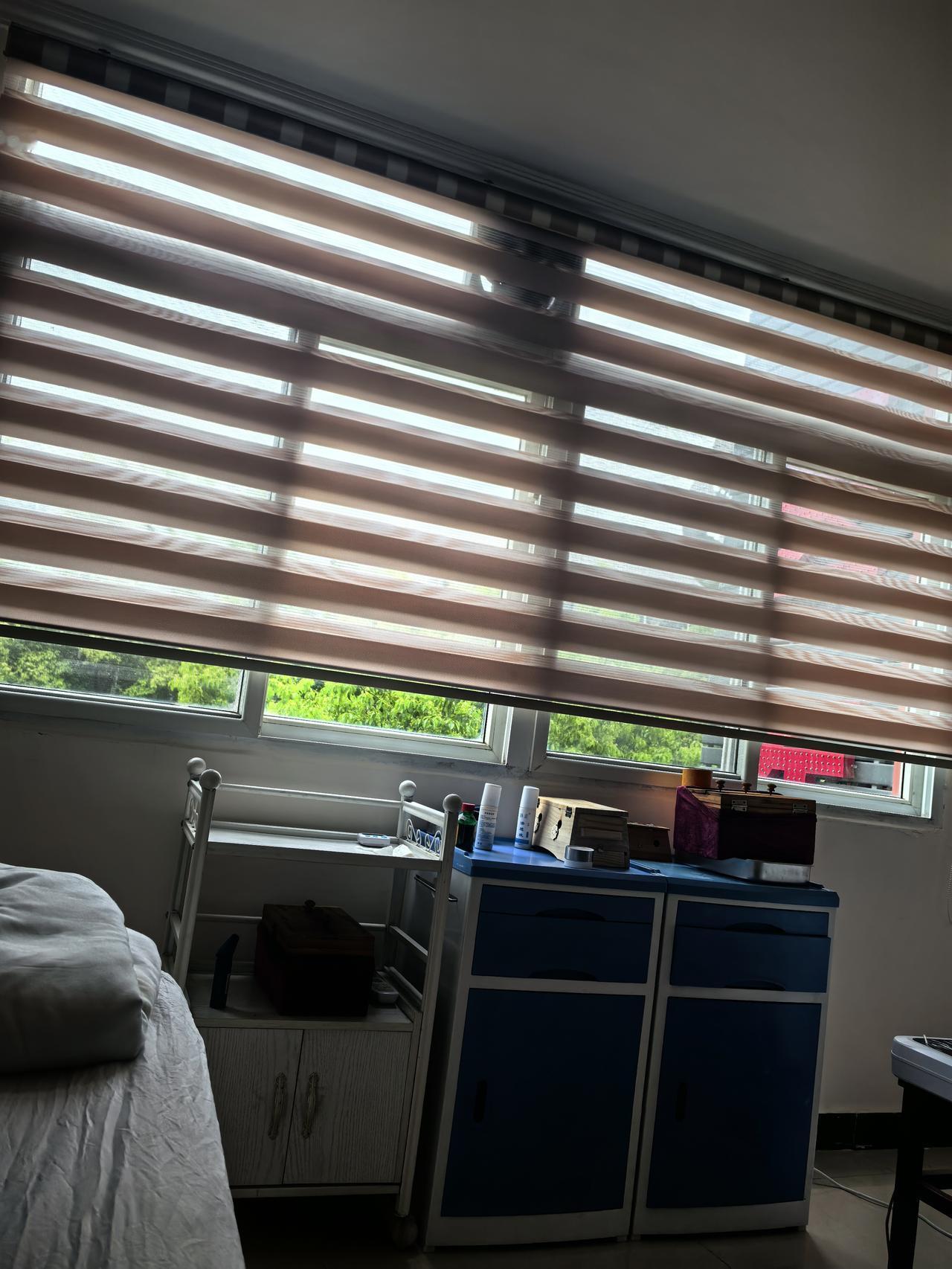 好吧，随意！过了大概一个小时，雨果然停了，地面是湿的而已。
唉😮‍💨，因为这