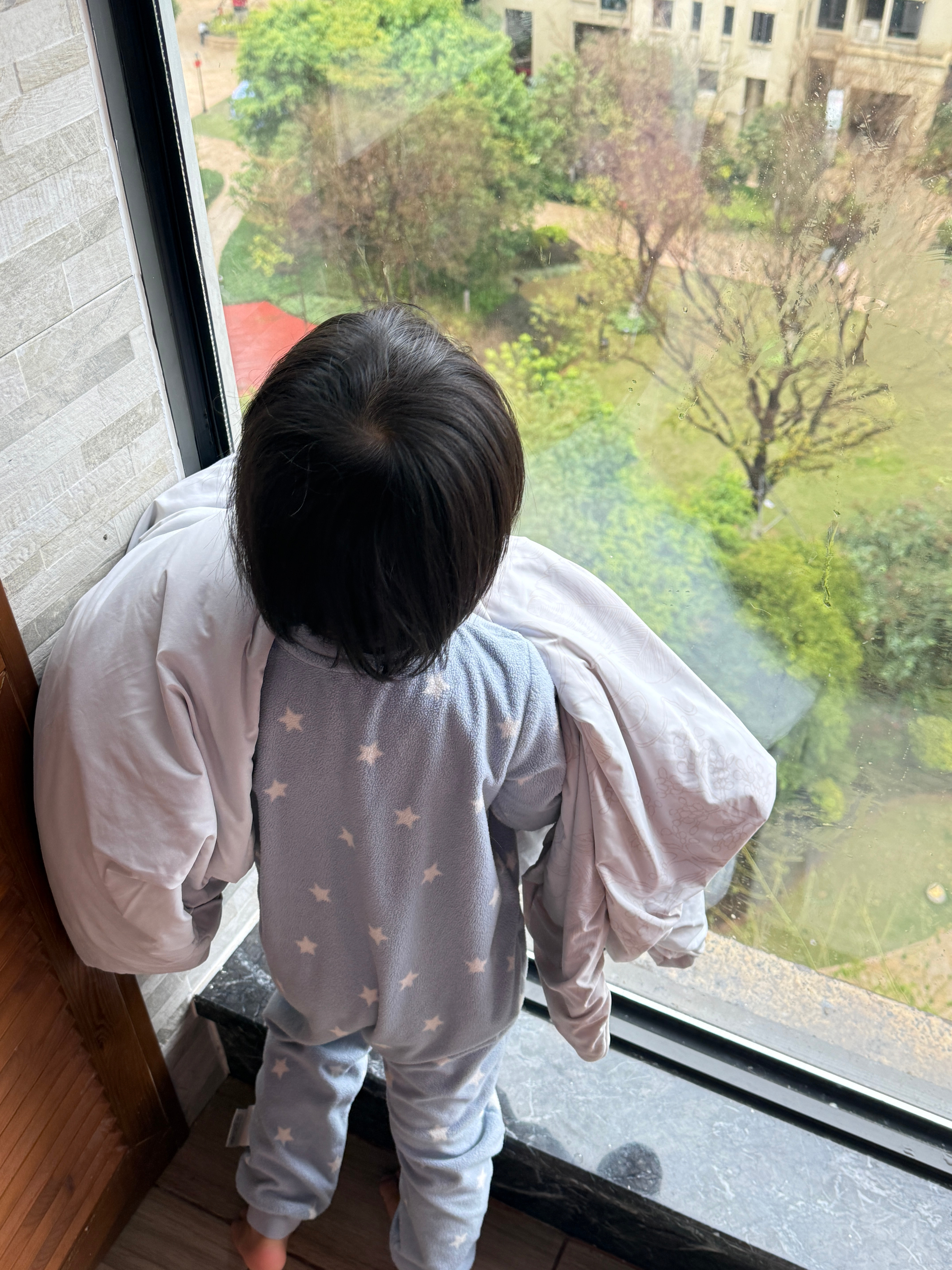 球宝对被子的感情已经超越普通安抚物了前两天小区里敲锣打鼓舞龙舞狮，球宝看到后很兴