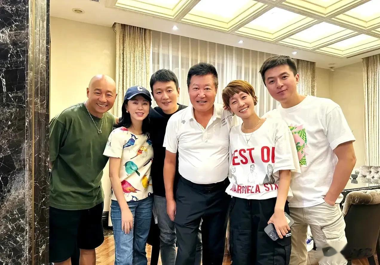 佟大为与《奋斗》剧组同仁聚会，能看出来，当天大家的兴致很高，奈何扫兴的是，人却没