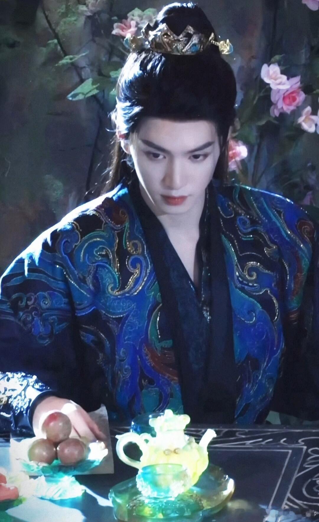 #陈哲远拍拍武术指导这一下#超级的喜欢陈哲远。专业过硬，态度也是非常的认真！这样