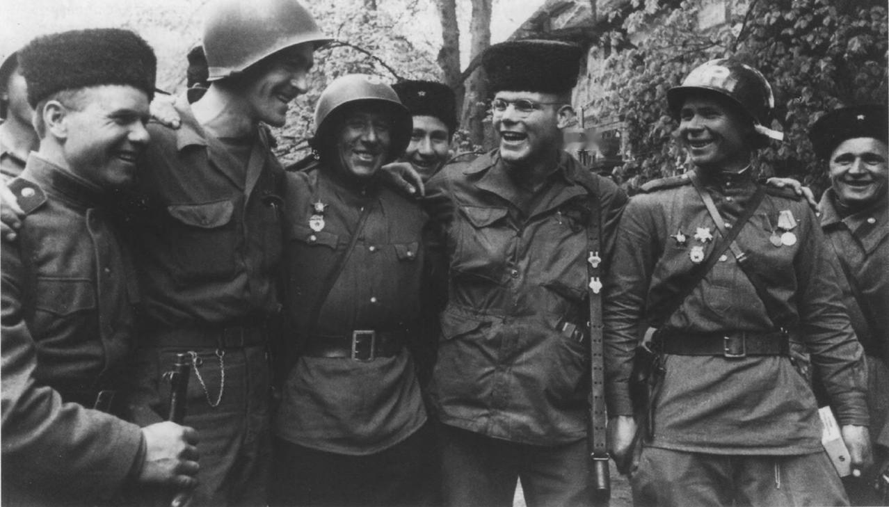 [呲牙] 这帽子可比钢盔值钱多了——1945 年，在易北河会师期间，苏军和美军联