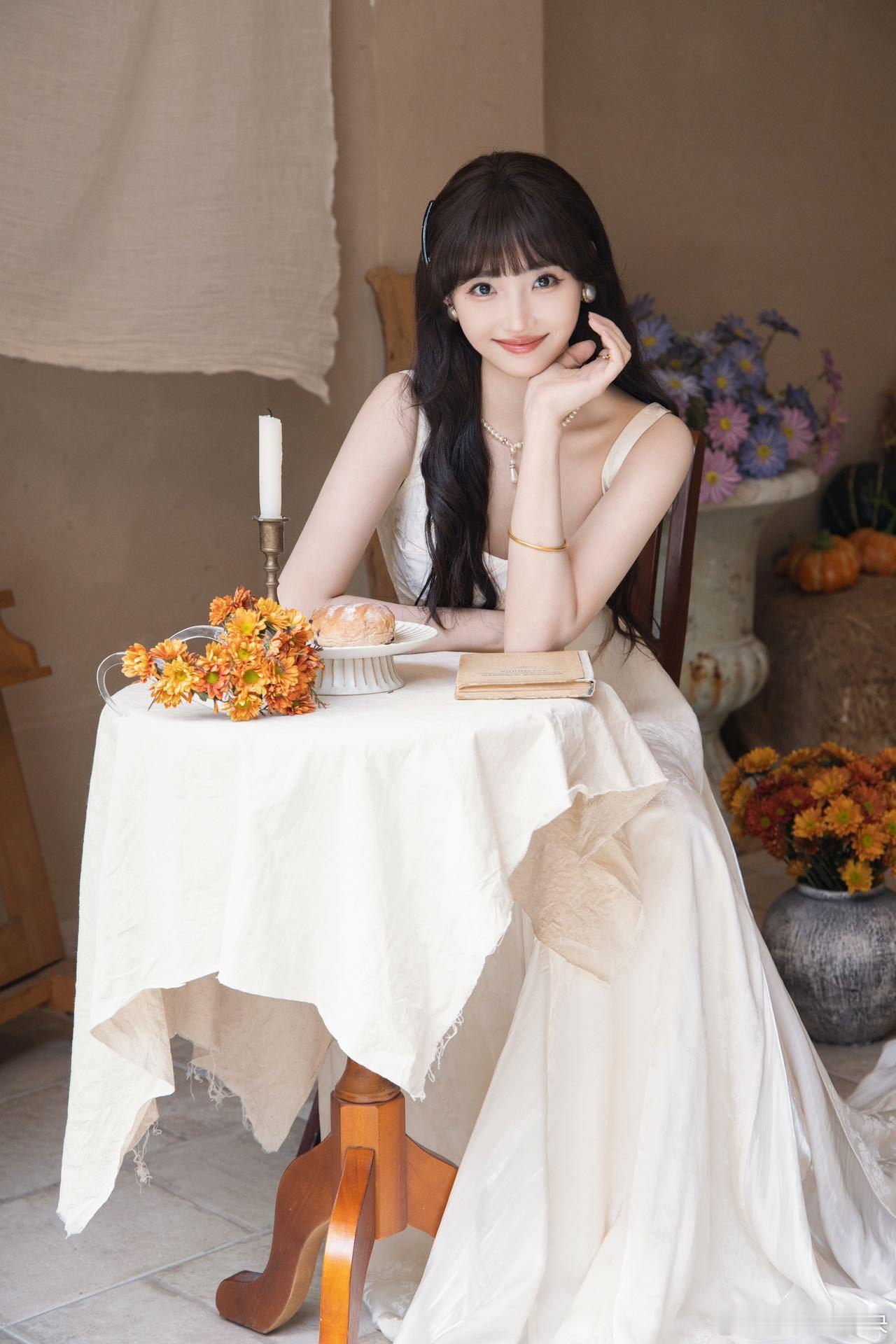 许梦圆内娱白月光与红玫瑰 许梦圆的穿搭真的是特别有品味，无论是何种风格都能完美驾