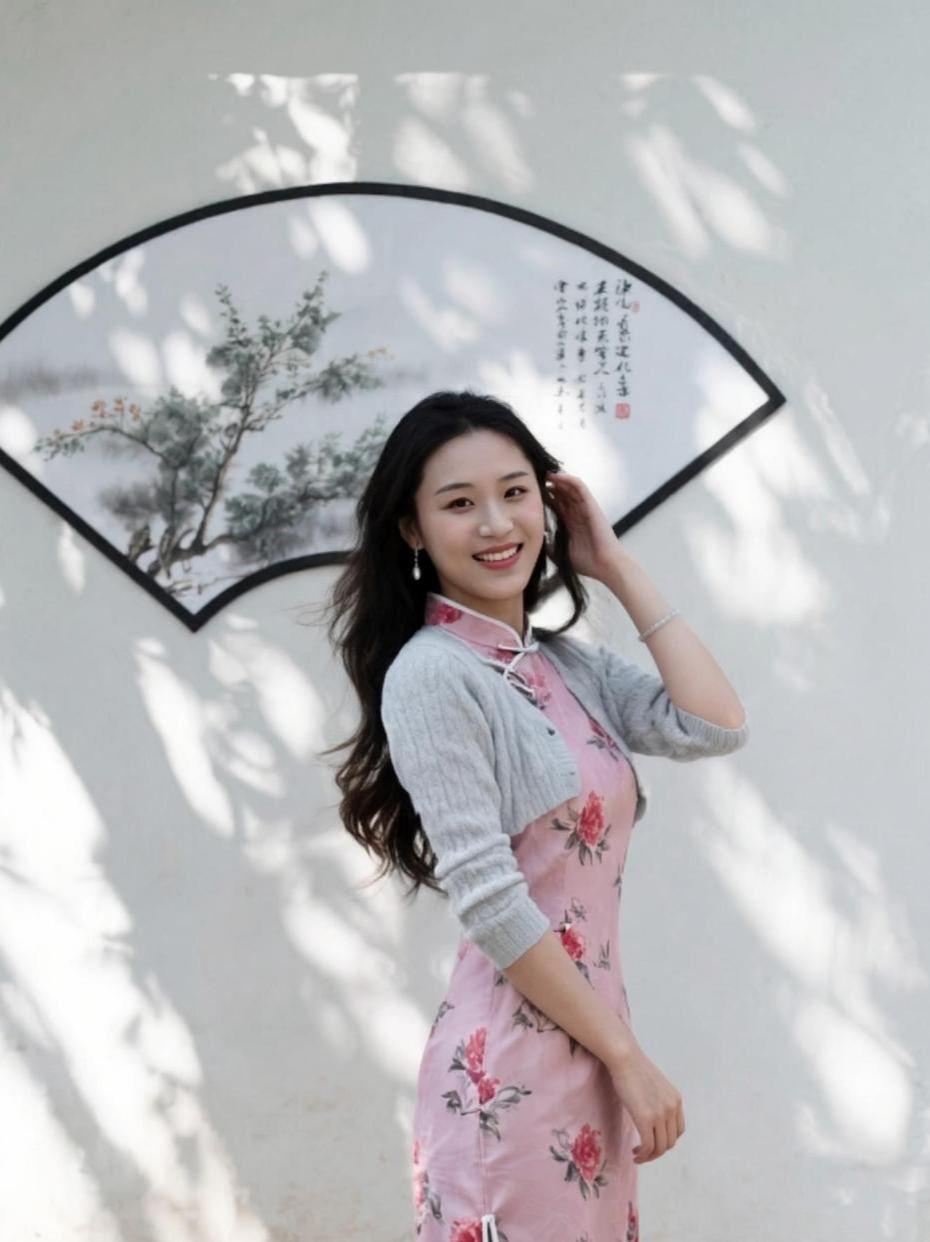 这旗袍一上身，感觉自己能演《甄嬛传》了，可惜没剧本，只能演个“甄嬛逛菜市场”的戏