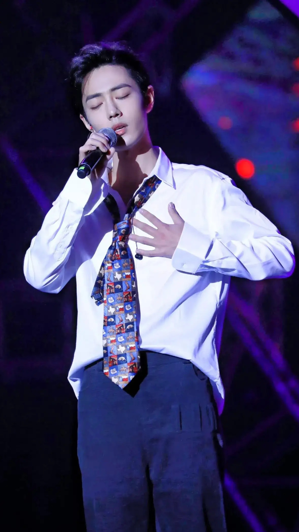 大爱舞台战！超帅超有魅力！青岛已经进入肖战频道📮小红马听到肖战的名字就会有反应