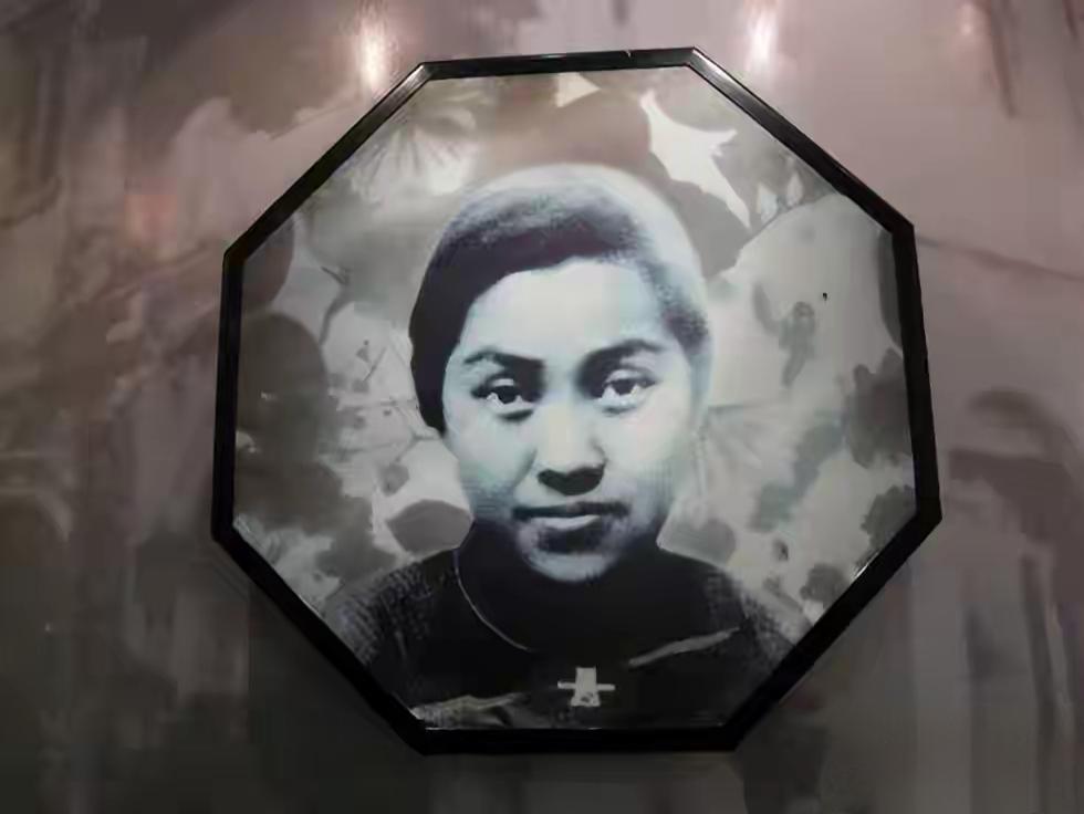 1983年，林巧稚病逝后的遗容，几个小时前，她在协和医院安详离世


在旧中国女