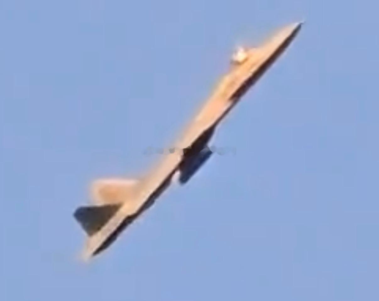 进气道下外挂光电吊舱和翼下某种外挂武器的Su-57，对地光电设备没有整合进机体是