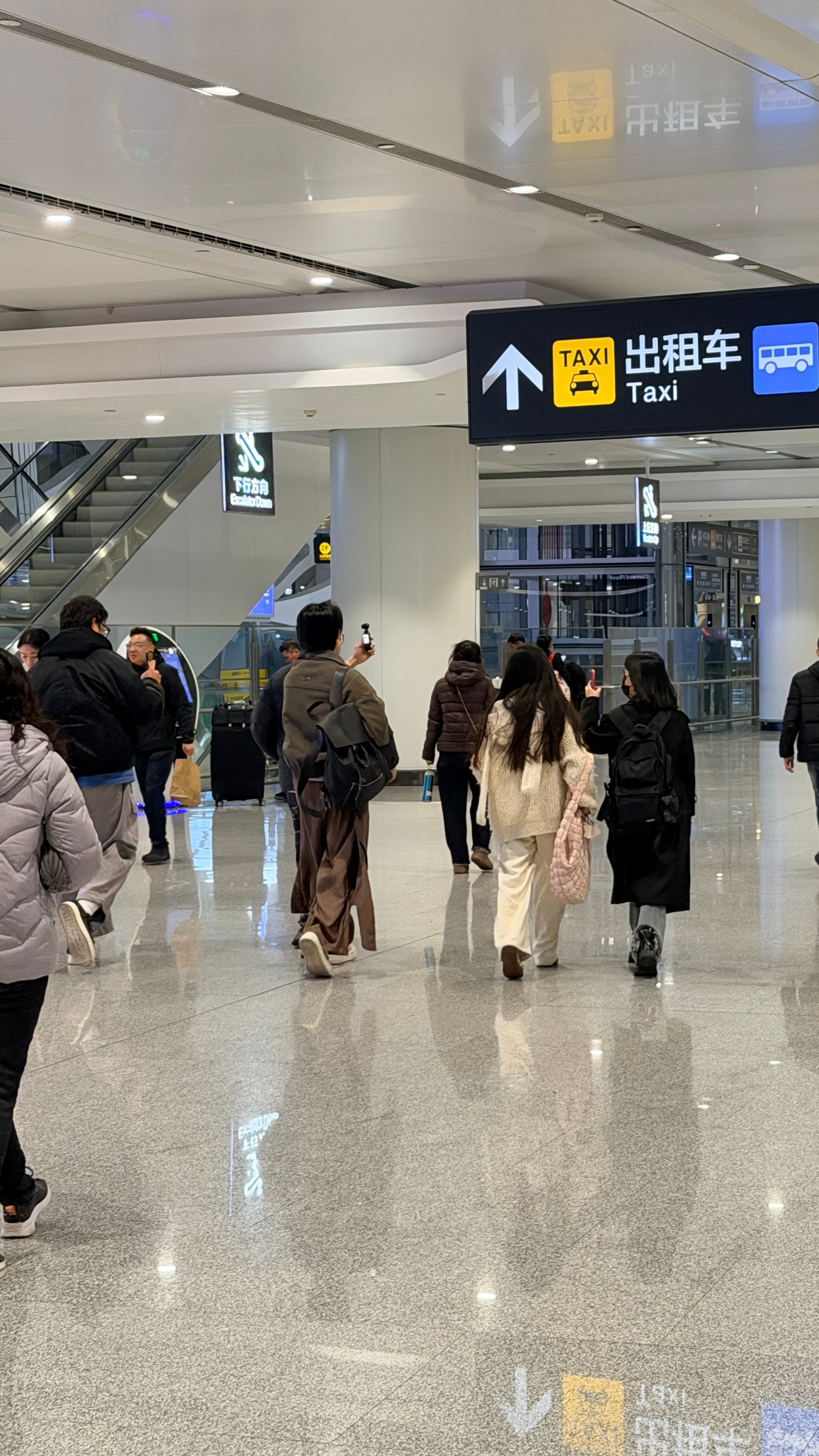 这是哪个明星吗 几个女粉丝围着举着pocket一直拍 廊坊·北京大兴国际机场航站