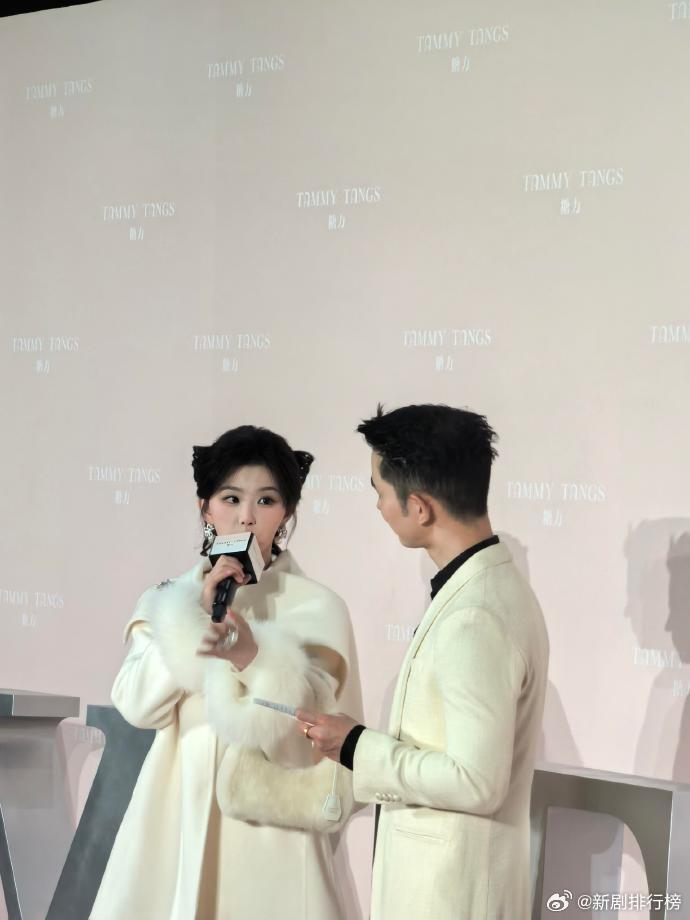 孔雪儿广州线下状态孔雪儿不热嘛这件白色大衣也太适合孔雪儿了，版型合身，毛绒袖口软