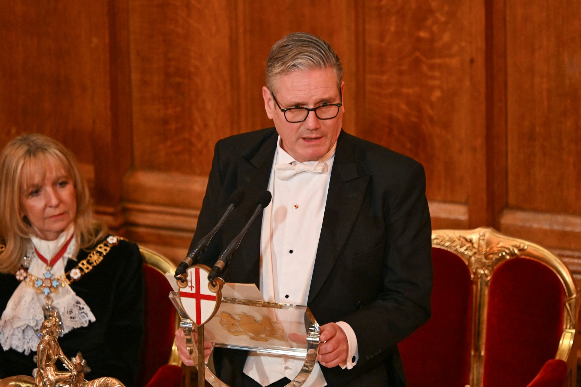 英国首相斯塔默在伦敦金融城市长晚宴上阐述其对华政策。他表示，多年来英国对中国的态