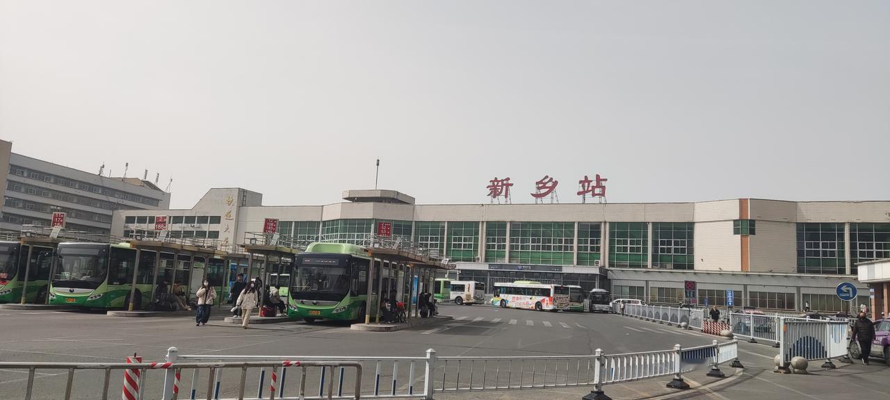 新乡站是全国最破的火车站！一个县级火车站都比它气派！真是的给城市形象减分！
当你