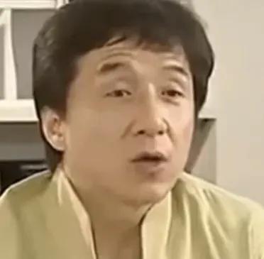 成龙有什么资格看不起李小龙

看过几段成龙接受媒体采访的视频，感觉他从骨子里是看