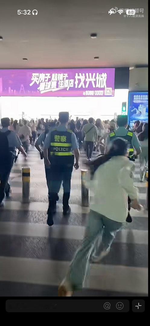 wtf我都看不到张子墨在哪 买个v会纟吗 