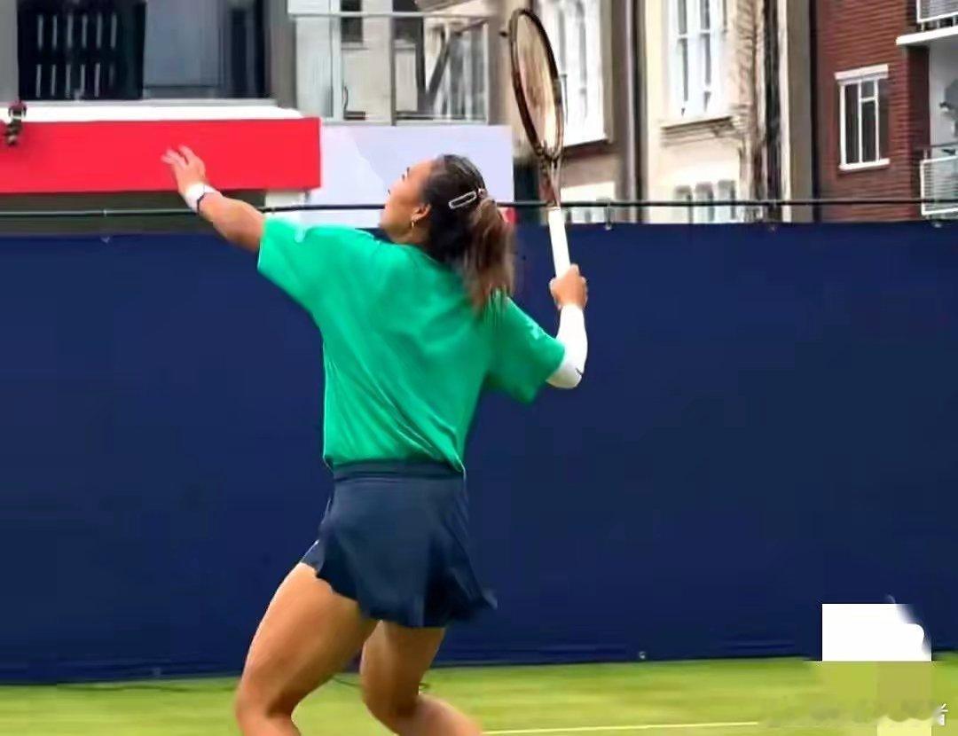 今晚19:00，郑钦文继续出战WTA500伦敦赛的1/4决赛，对手是排名37的卡