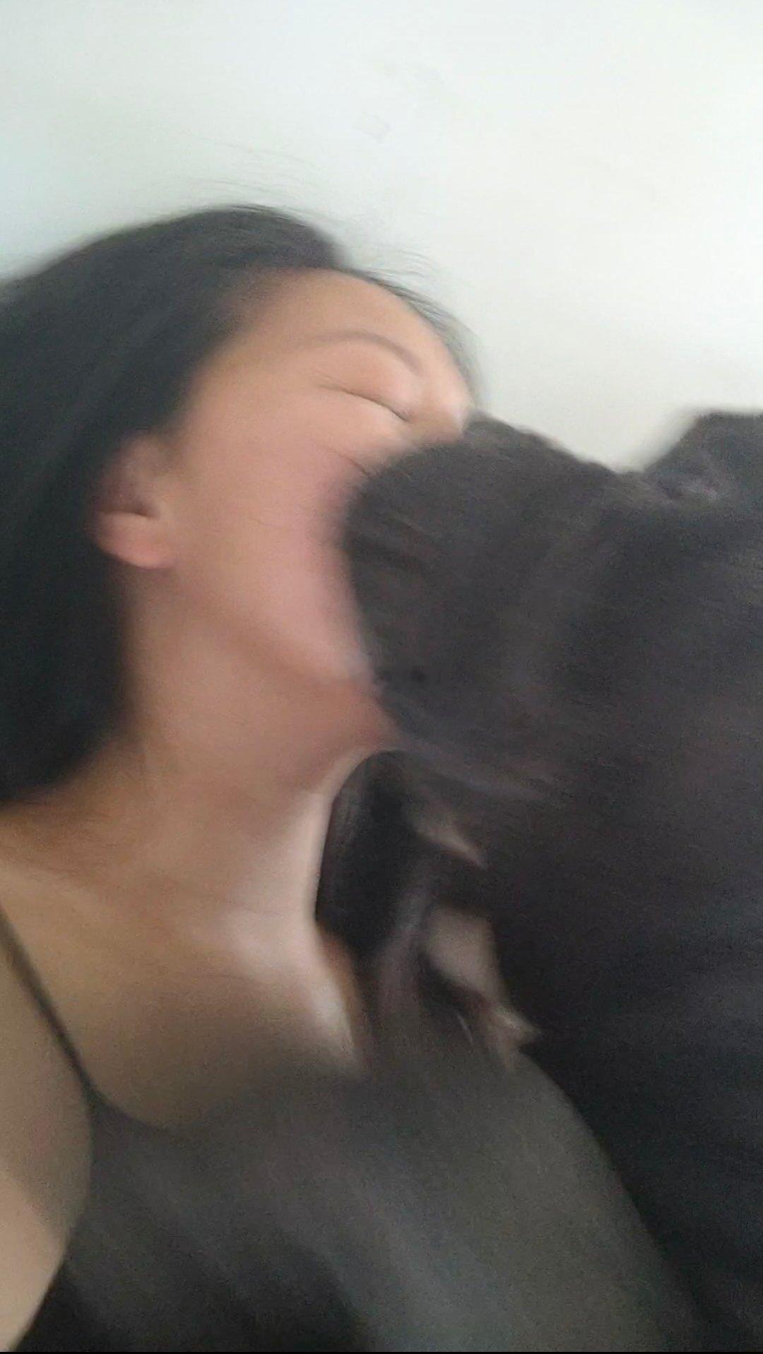 洗完澡香喷喷的，狗的大臭嘴又把我舔的滂臭滂臭的… 