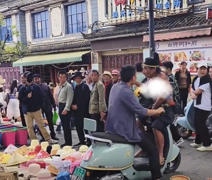 大理古城惊现讹人老头？各种惊人操作，当地人纷纷指认罪状，官方回复令游客心寒！
近