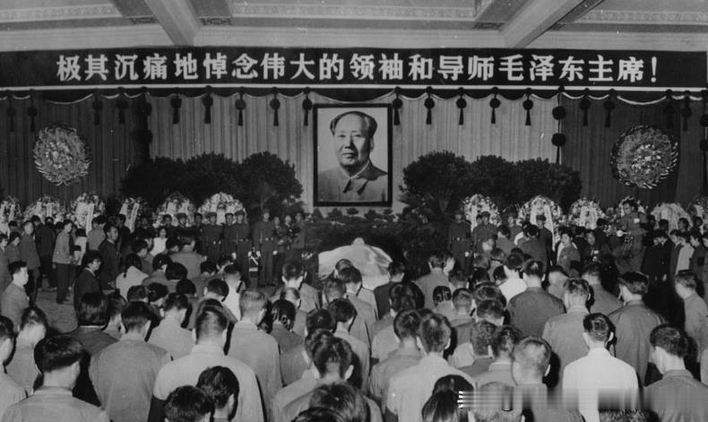 首都各界群众怀着无比崇敬的心情，在庄严的人民大会堂吊唁大厅，隆重吊唁伟大的领袖和