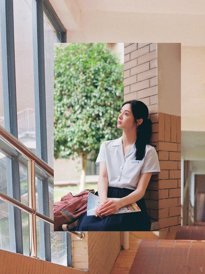 周洁琼从书里走出来的方灼周洁琼安静貌美有力量清冷校服造型适配原著方灼，看着安静温