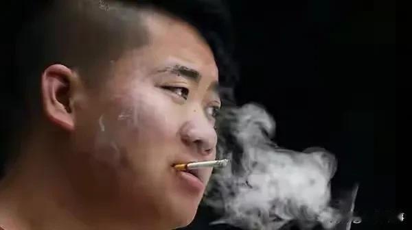 在女厕所待半天是啥滋味？

梁彬是个愣头青，从小没个正形，爱搞恶作剧。96年在卷