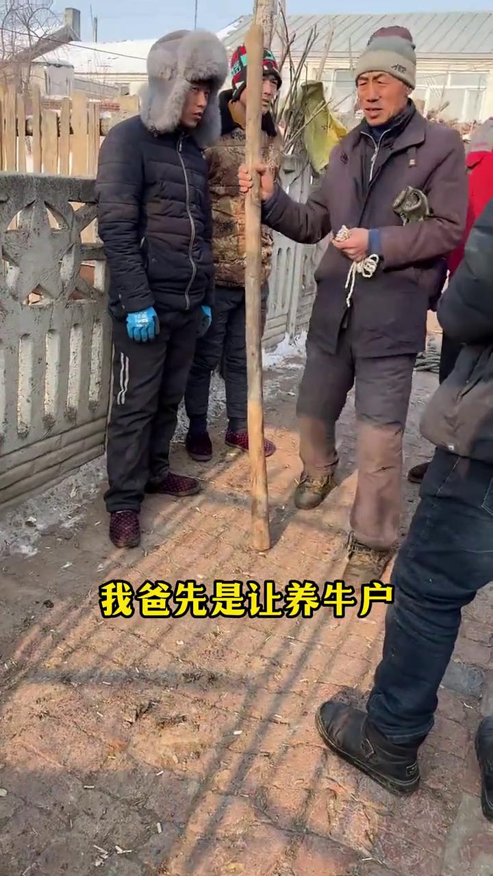 史上硬核通便。
眼前这头初生小牛犊已经整整三天不拉屎，养牛户愁的直转圈。我爸赶到