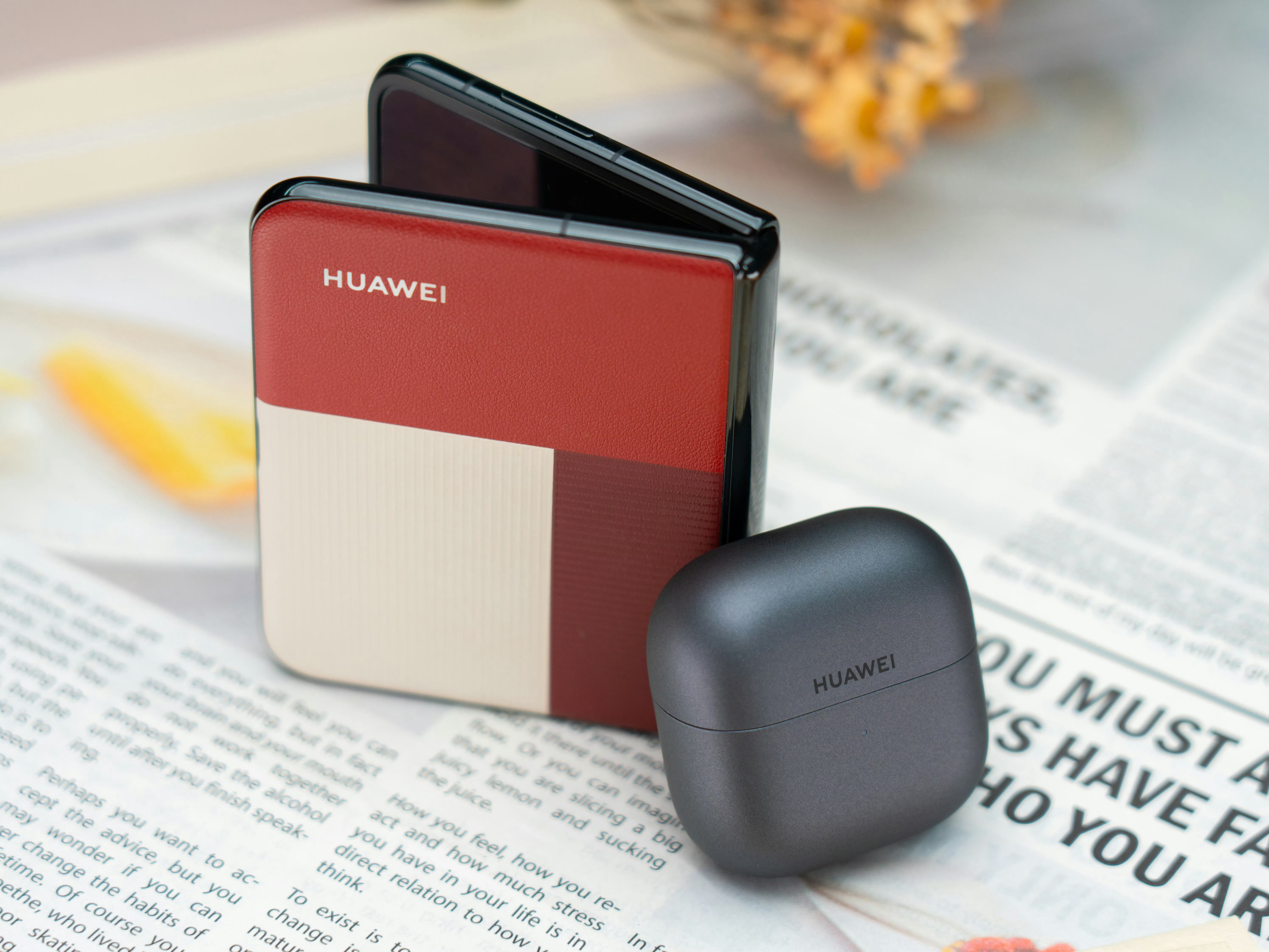 现在折叠屏市场基本已经分成小折叠、传统大折叠、阔折叠三个方向，当然也有折叠电脑，