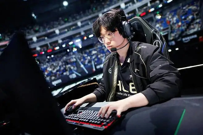 HLE止步S15八强，这也是Zeus职业生涯首次止步全球总决赛八强，对此Zeus