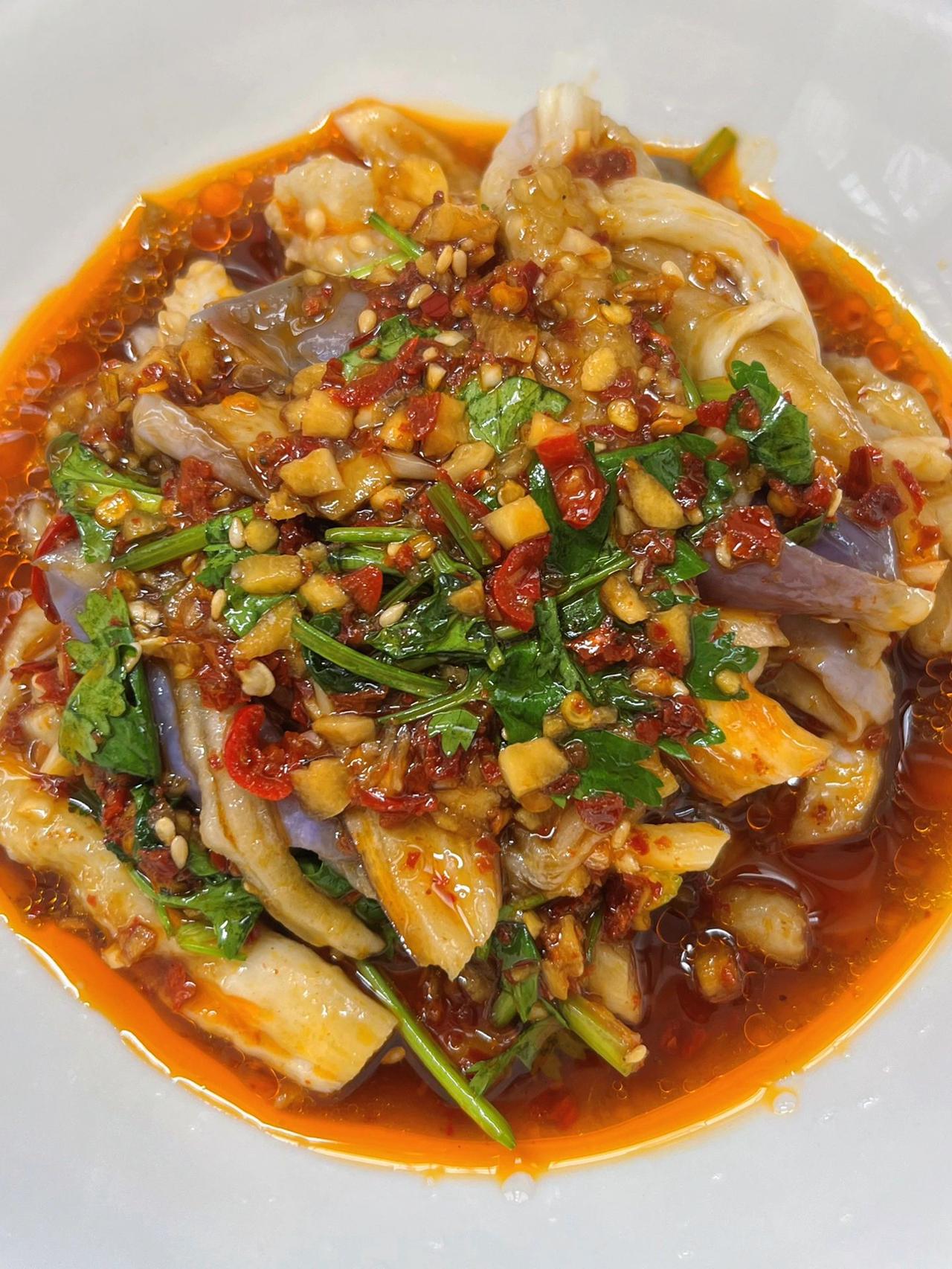 拜托，茄子这样做真的好好吃啊，凉拌茄子
炎炎夏日，凉拌菜才是首选，今天做个酸辣开